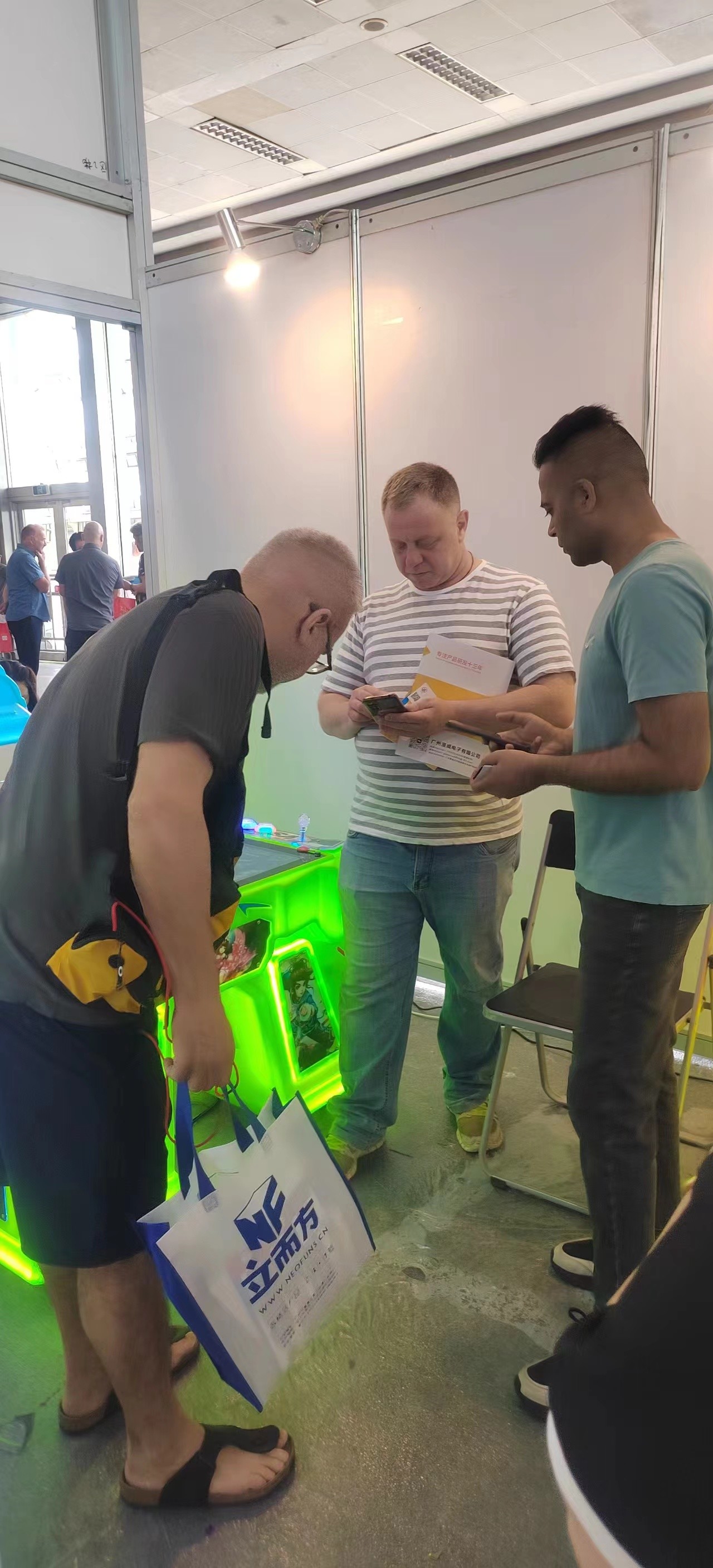 Aktueller Firmenfall über Yuxin Vergnügungsmaschinen glänzen auf der Ausstellung, und ziehen Händler aus verschiedenen Ländern an, um Kinder-Spielplatz-Vergnügungsmaschinen zu bestellen